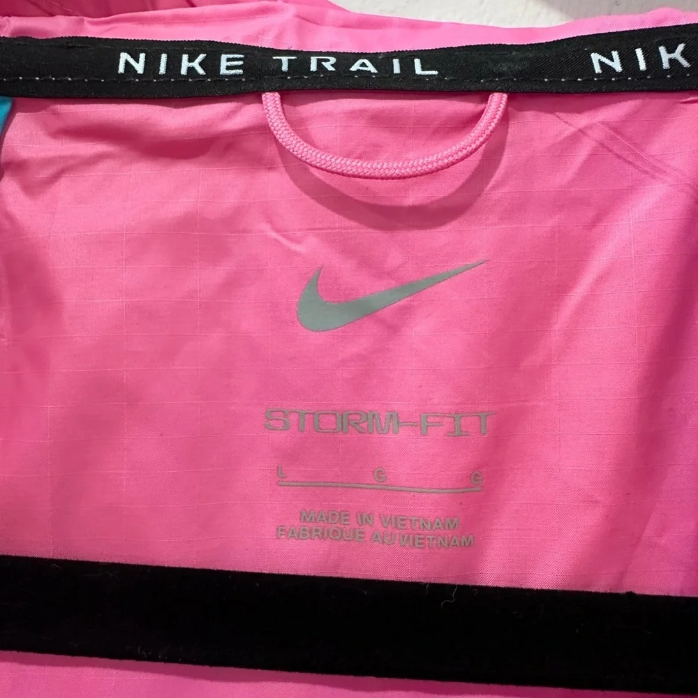 Nike Women’s Shield Trail Running Jacket - L - Picture 4 of 12